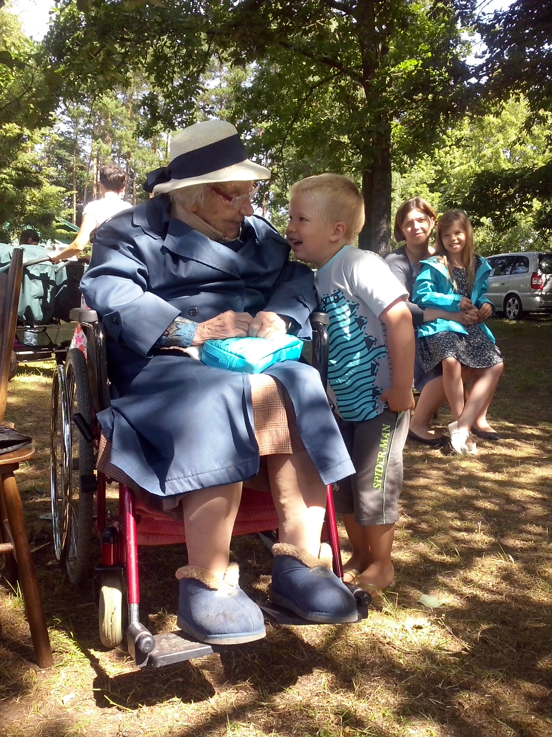 Kujanki 2015. Tu Babcia ma już 103 lata, a jej rozmówca jest o 100 lat młodszy