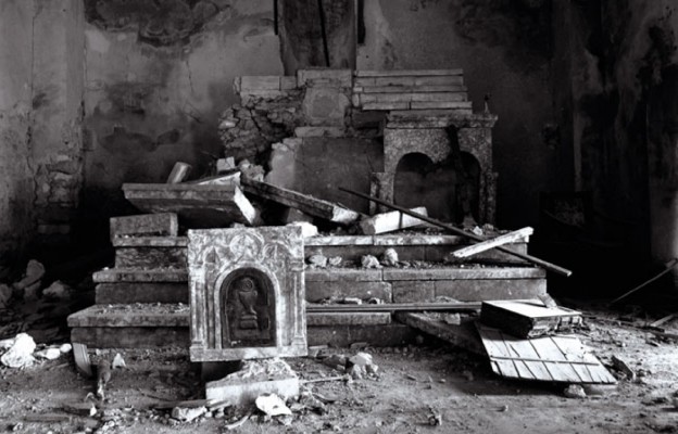 Wnętrze kościoła zniszczonego w 2015 r. podczas walki z tzw. Państwem Islamskim